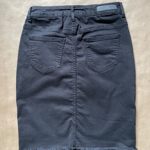 Black jean skirt, stretch fabric, size 4 - Picture 3 of 9